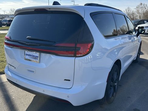 Used 2023 Chrysler Pacifica Touring-L w/ Uconnect Theater Family Group image 10