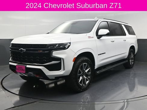 Used 2024 Chevrolet Suburban Z71 w/ Luxury Package image 2