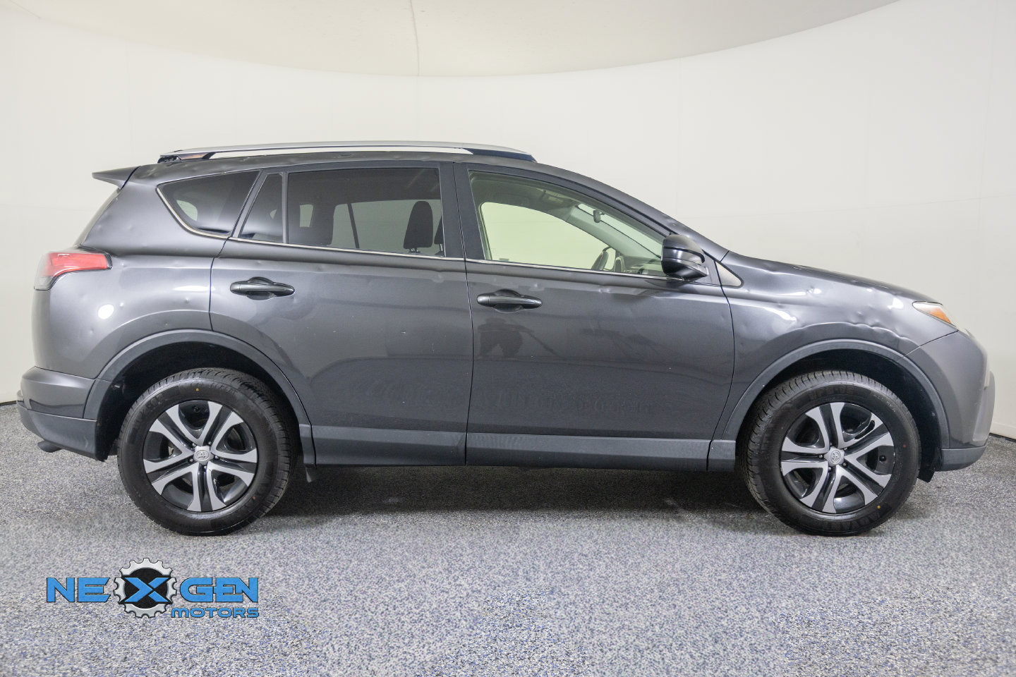 Used 2016 Toyota RAV4 LE FWD image 9