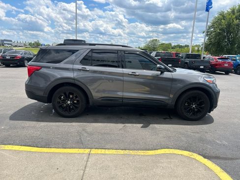 Used 2021 Ford Explorer Limited w/ Equipment Group 301A AWD/4WD image 2