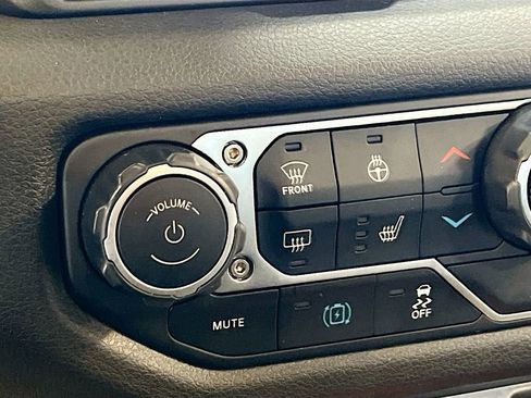 Used 2024 Jeep Wrangler Unlimited AWD/4WD image 19