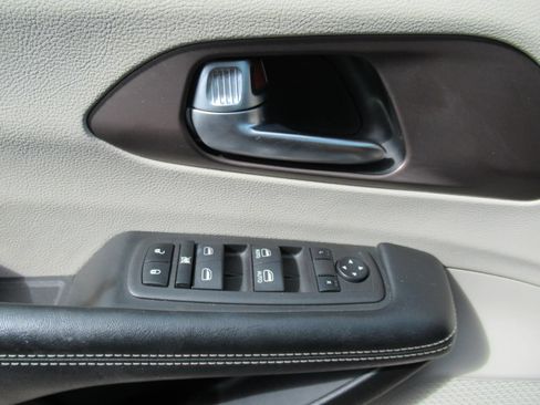 Certified 2022 Chrysler Voyager LX FWD image 19