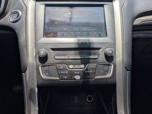 Used 2017 Ford Fusion SE w/ Equipment Group 201A FWD image 12