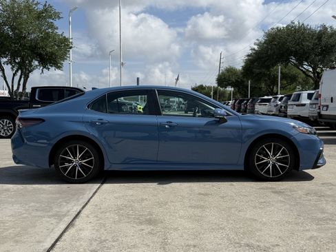 Used 2024 Toyota Camry SE FWD image 3