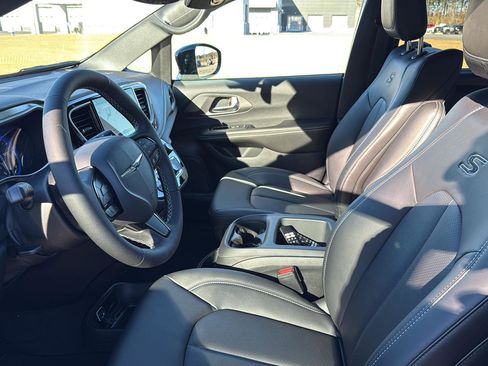 New 2026 Chrysler Pacifica Select image 16
