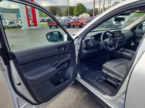 New 2025 Nissan Pathfinder S image 10