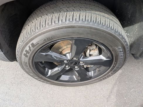 Used 2023 Jeep Grand Cherokee L Laredo image 28