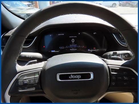 Used 2023 Jeep Grand Cherokee Limited image 14