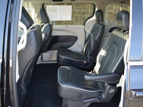 Used 2022 Chrysler Pacifica Limited image 21