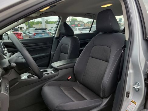 Used 2025 Nissan Altima 2.5 SV FWD image 11