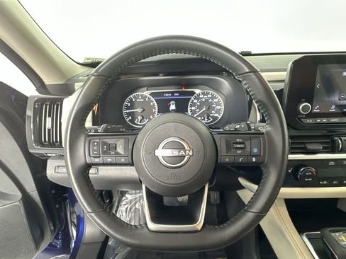 Used 2023 Nissan Pathfinder SV image 11