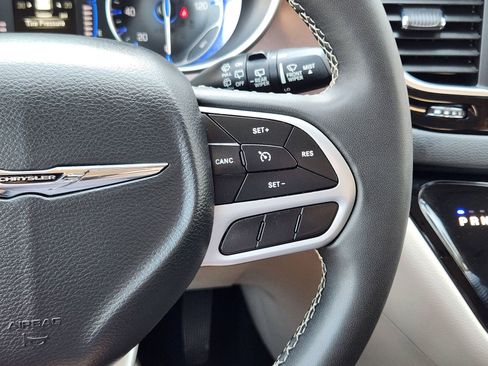 Used 2023 Chrysler Voyager LX image 32