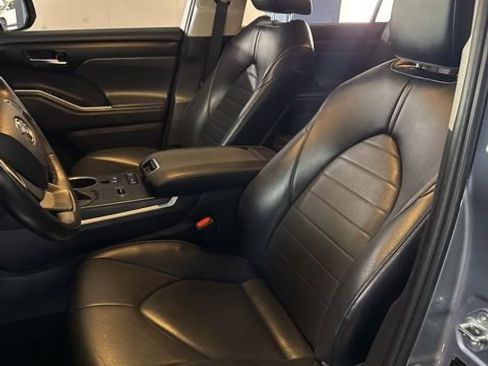 Used 2022 Toyota Highlander XLE FWD image 5