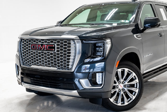 Used 2022 GMC Yukon XL Denali w/ Denali Premium Package AWD/4WD image 2