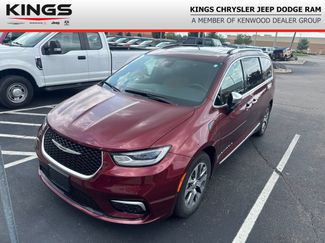 Used 2023 Chrysler Pacifica Pinnacle FWD video 1