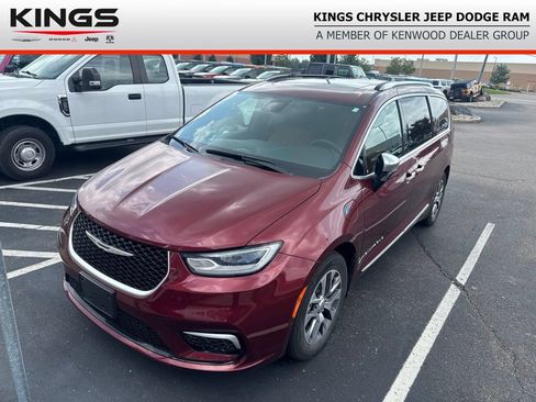 Used 2023 Chrysler Pacifica Pinnacle FWD image 1