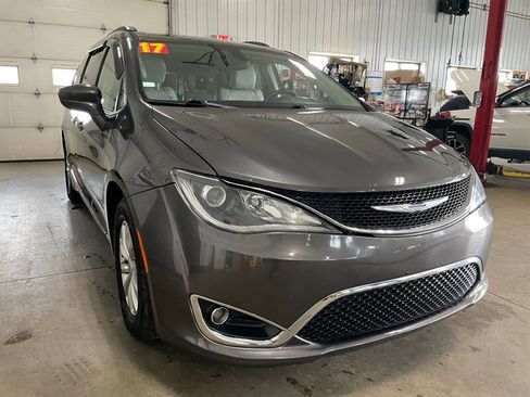 Used 2017 Chrysler Pacifica Touring-L image 4