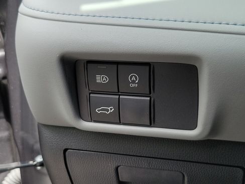 Used 2024 Toyota Highlander XLE FWD image 17