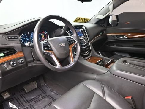 Used 2020 Cadillac Escalade Luxury w/ Escalade Sport Edition AWD/4WD image 21