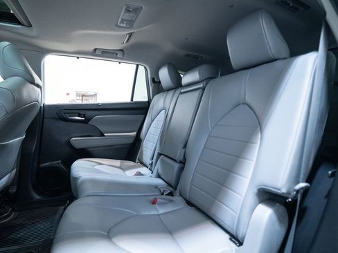 Certified 2022 Toyota Highlander XLE image 35