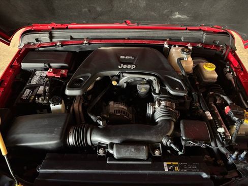 Used 2019 Jeep Wrangler Unlimited Sahara w/ LED Lighting Group image 21