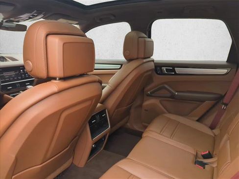 Used 2023 Porsche Cayenne AWD/4WD image 18