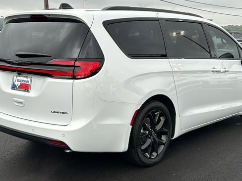New 2026 Chrysler Pacifica Limited FWD image 5