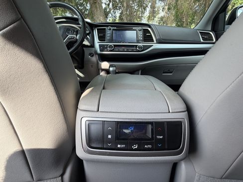 Used 2018 Toyota Highlander XLE FWD image 38