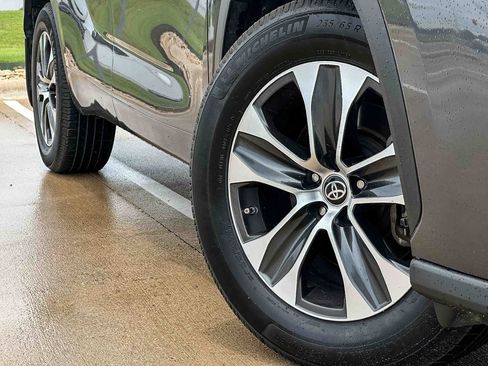 Used 2023 Toyota Highlander XLE AWD/4WD image 9