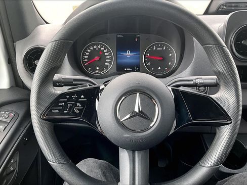 Used 2025 Mercedes-Benz Sprinter 2500 image 33