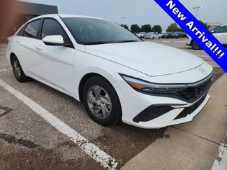 Used 2024 Hyundai Elantra SE image 1