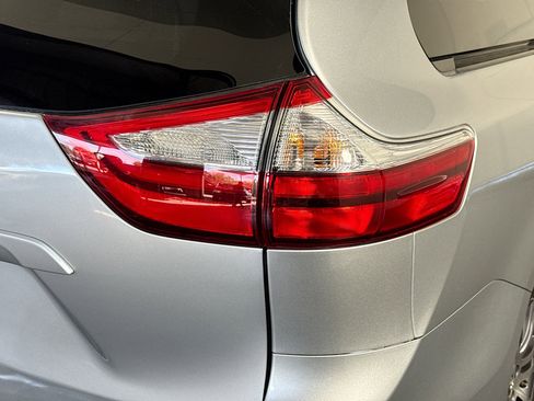 Used 2019 Toyota Sienna XLE w/ XLE Navigation Package image 32