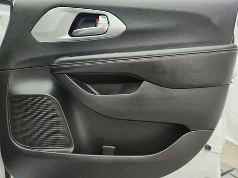 Used 2018 Chrysler Pacifica Touring Plus w/ S Appearance Package FWD image 28