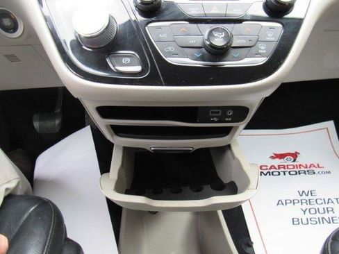 Used 2017 Chrysler Pacifica Touring-L image 19