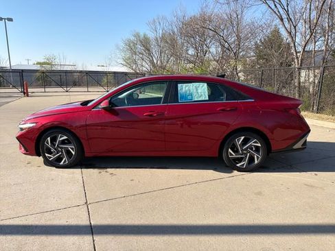 Used 2025 Hyundai Elantra Limited image 2