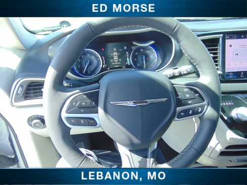 Used 2024 Chrysler Pacifica Touring-L image 20