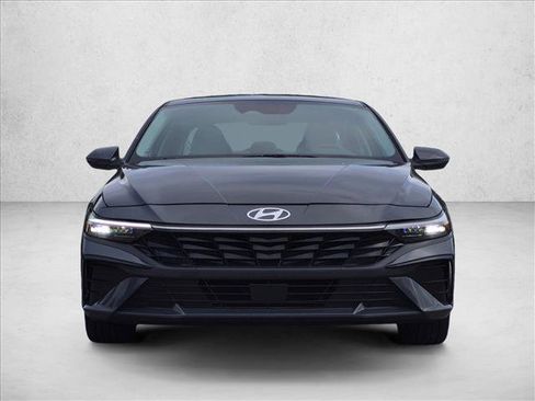 Used 2025 Hyundai Elantra Limited FWD image 2