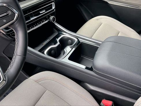 Used 2025 Chevrolet Traverse LT FWD image 15