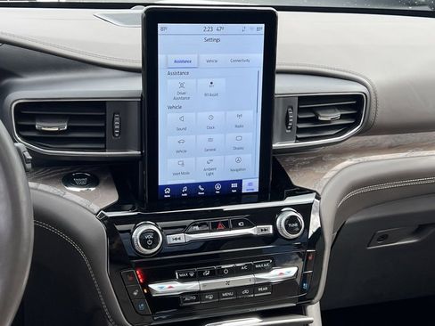 Certified 2022 Ford Explorer Platinum w/ Equipment Group 601A image 19