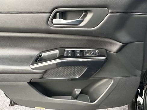 Used 2022 Nissan Pathfinder SV image 19