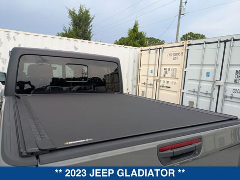Used 2023 Jeep Gladiator Overland AWD/4WD image 15