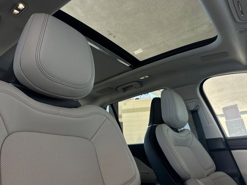 New 2025 Lincoln Aviator Reserve w/ Luxury Package image 17