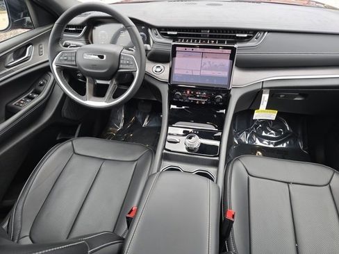 Used 2025 Jeep Grand Cherokee Limited w/ Luxury Tech Group II AWD/4WD image 38