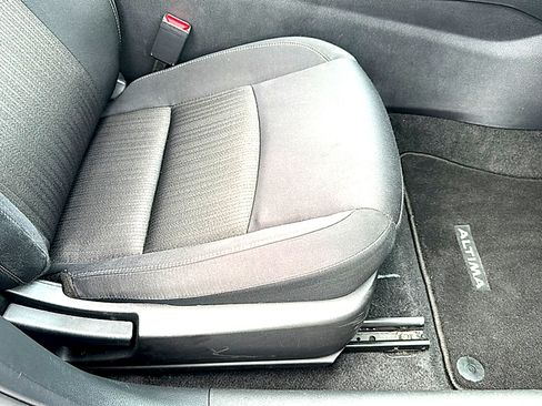 Used 2025 Nissan Altima 2.5 SV FWD image 25