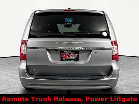 Used 2014 Chrysler Town & Country S FWD image 5