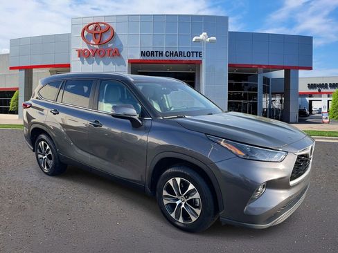 Used 2023 Toyota Highlander XLE image 1