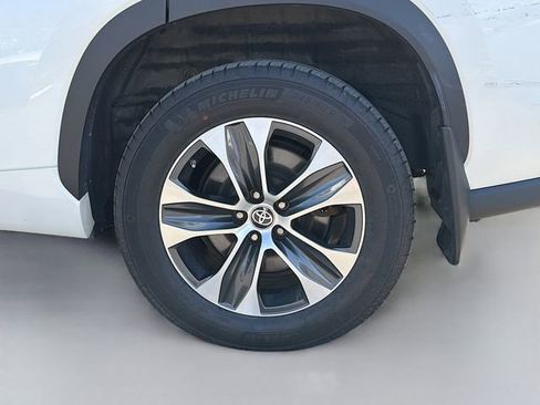 Used 2020 Toyota Highlander XLE AWD/4WD image 28