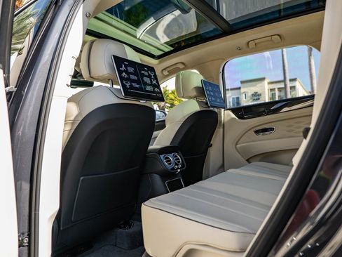 Used 2025 Bentley Bentayga image 13