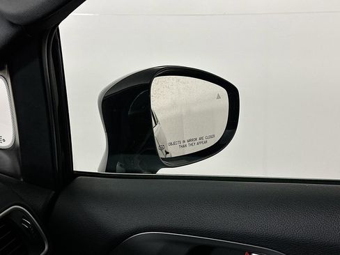 Used 2025 Chrysler Pacifica Select image 24