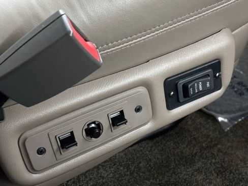 Used 2020 Chevrolet Express 2500 Explorer Limited SE w/ Enhanced Convenience Package image 32